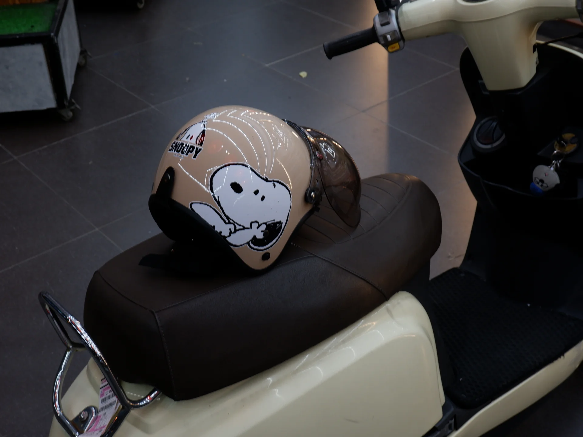 An illustrated helmet on a scooter seat
